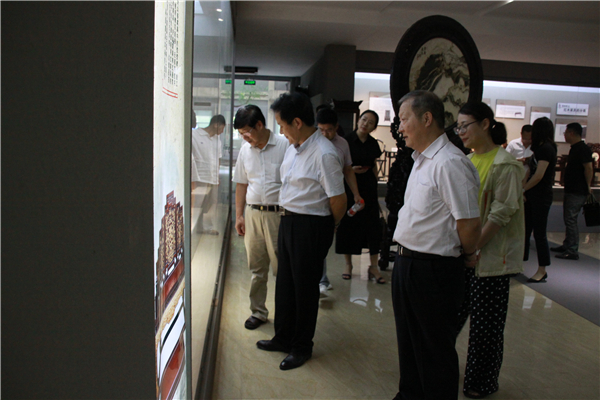 寧波市公共關(guān)系協(xié)會(huì)常務(wù)副會(huì)長(zhǎng)兼秘書(shū)長(zhǎng)王偉民等 蒞臨匯才紅木學(xué)習(xí)考察