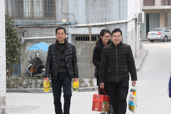 結(jié)對幫扶  關(guān)愛社會——公司黨支部結(jié)對梧桐街道困難家庭