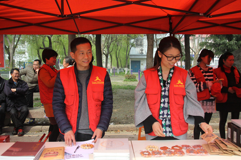 匯才黨員公益行  志愿服務(wù)獻(xiàn)愛心 ——匯才黨支部參加梧桐街道黨員義賣活動(dòng)