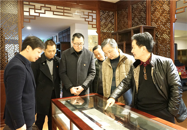 嘉興市總工會(huì)黨組書記、常務(wù)副主席嚴(yán)吉丹蒞臨匯才紅木走訪參觀