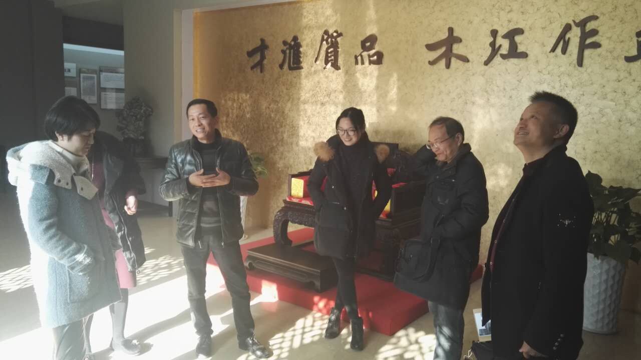 桐鄉(xiāng)市“誠信守法示范企業(yè)”考核組蒞臨匯才紅木考核指導(dǎo)