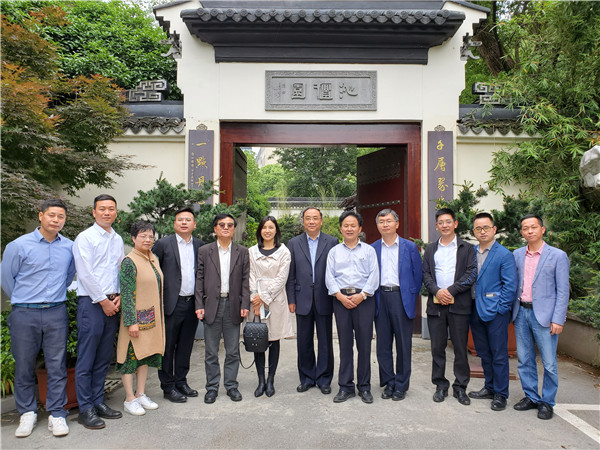 中國公共關系協會常務副會長、中國全聚德集團公司原董事長邢穎蒞臨匯才紅木參觀考察
