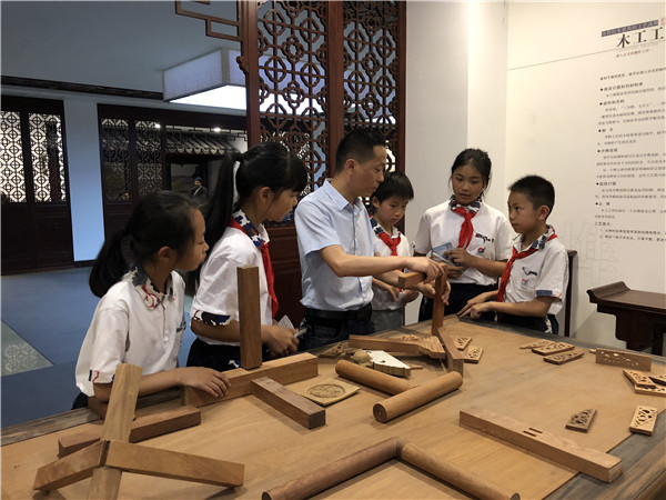 屠甸小學師生蒞臨匯才紅木參觀交流